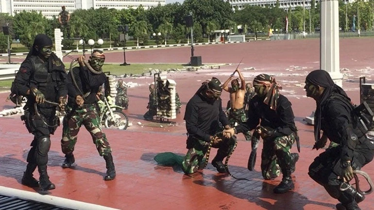 Ινδονήσιοι στρατιώτες ήπιαν αίμα φιδιού και έσπασαν τούβλα με το κεφάλι τους προς τιμή του υπουργού Άμυνας των ΗΠΑ